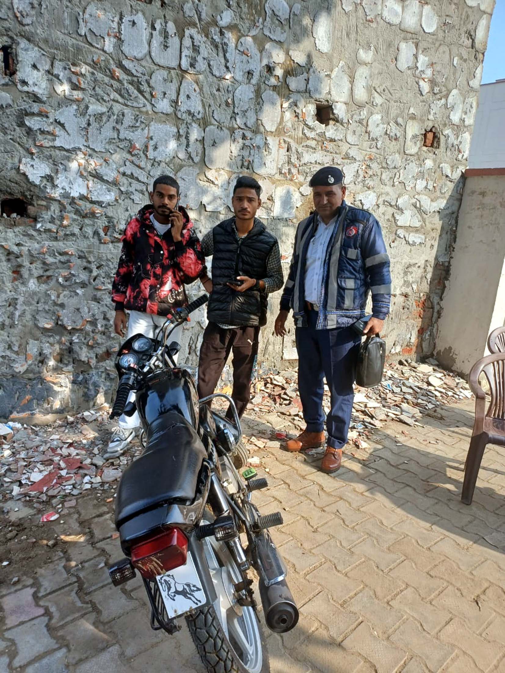 ट्रैफिक इंचार्ज रामनिवास मोटरसाइकिलों की चेकिंग करते हुए। ट्रैफिक इंचार्ज रामनिवास मोटरसाइकिलों की चेकिंग करते हुए।