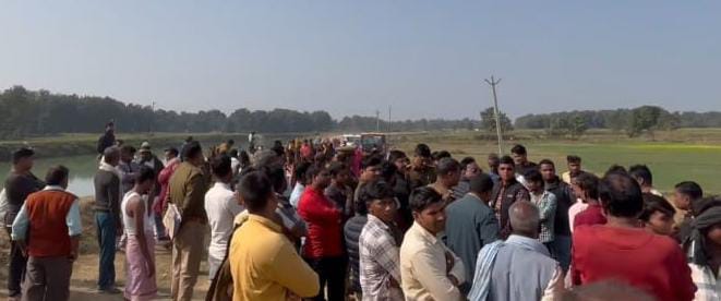Rapti Nagar ke paas juti gramino ki bhid Rapti Nagar ke paas juti gramino ki bhid