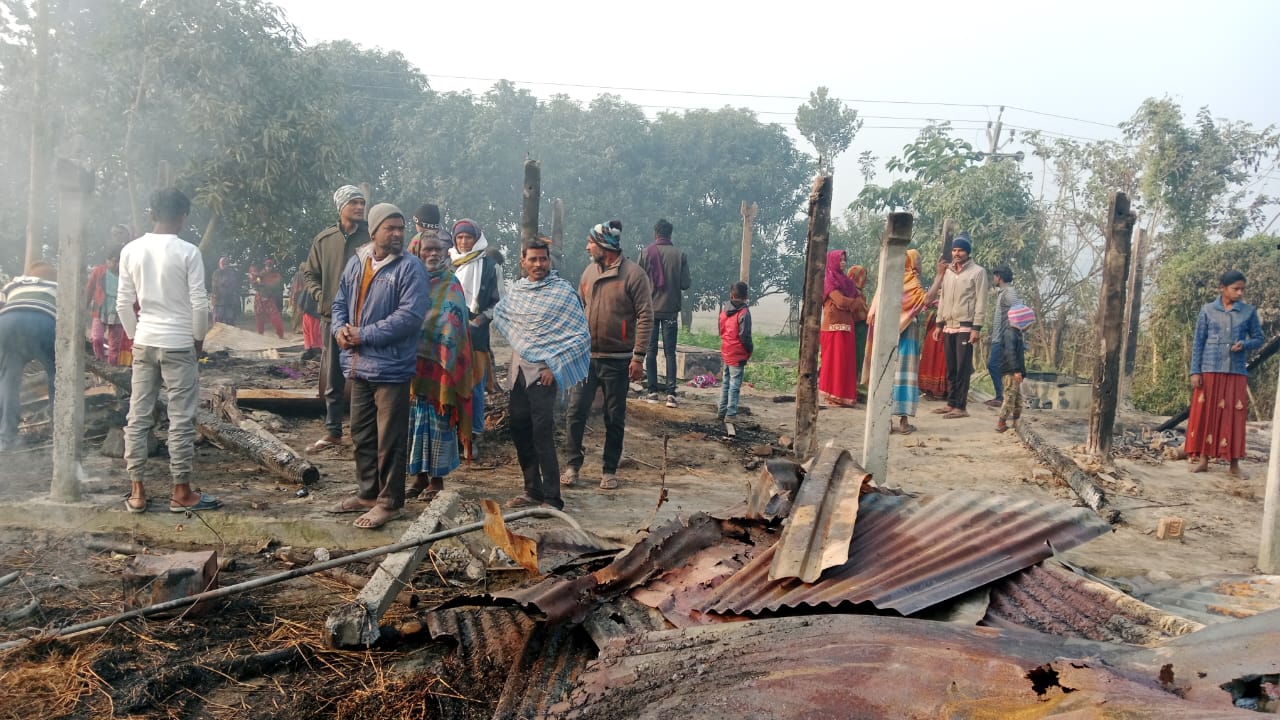 अररिया फोटो:आगजनी में जले घर अररिया फोटो:आगजनी में जले घर