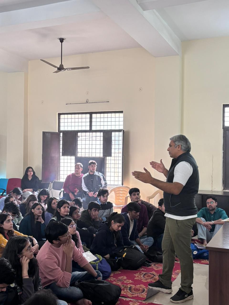 पंचायत प्रतिनिधियाें से संवाद करते सुनील जागलान पंचायत प्रतिनिधियाें से संवाद करते सुनील जागलान