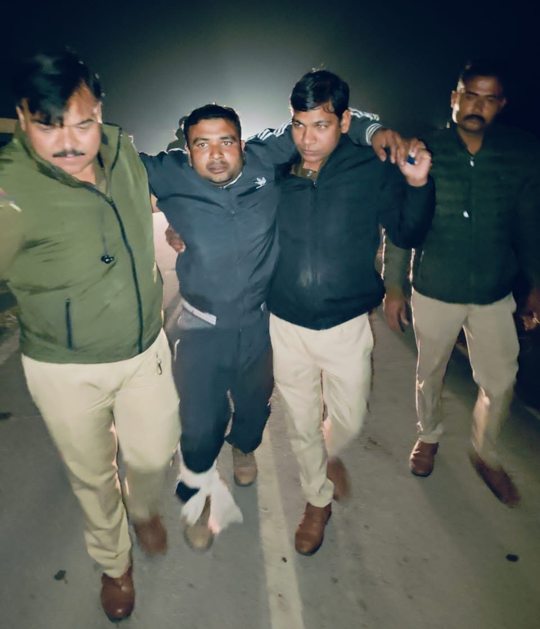 पुलिस मुठभेड़ में घायल बदमाश पुलिस मुठभेड़ में घायल बदमाश