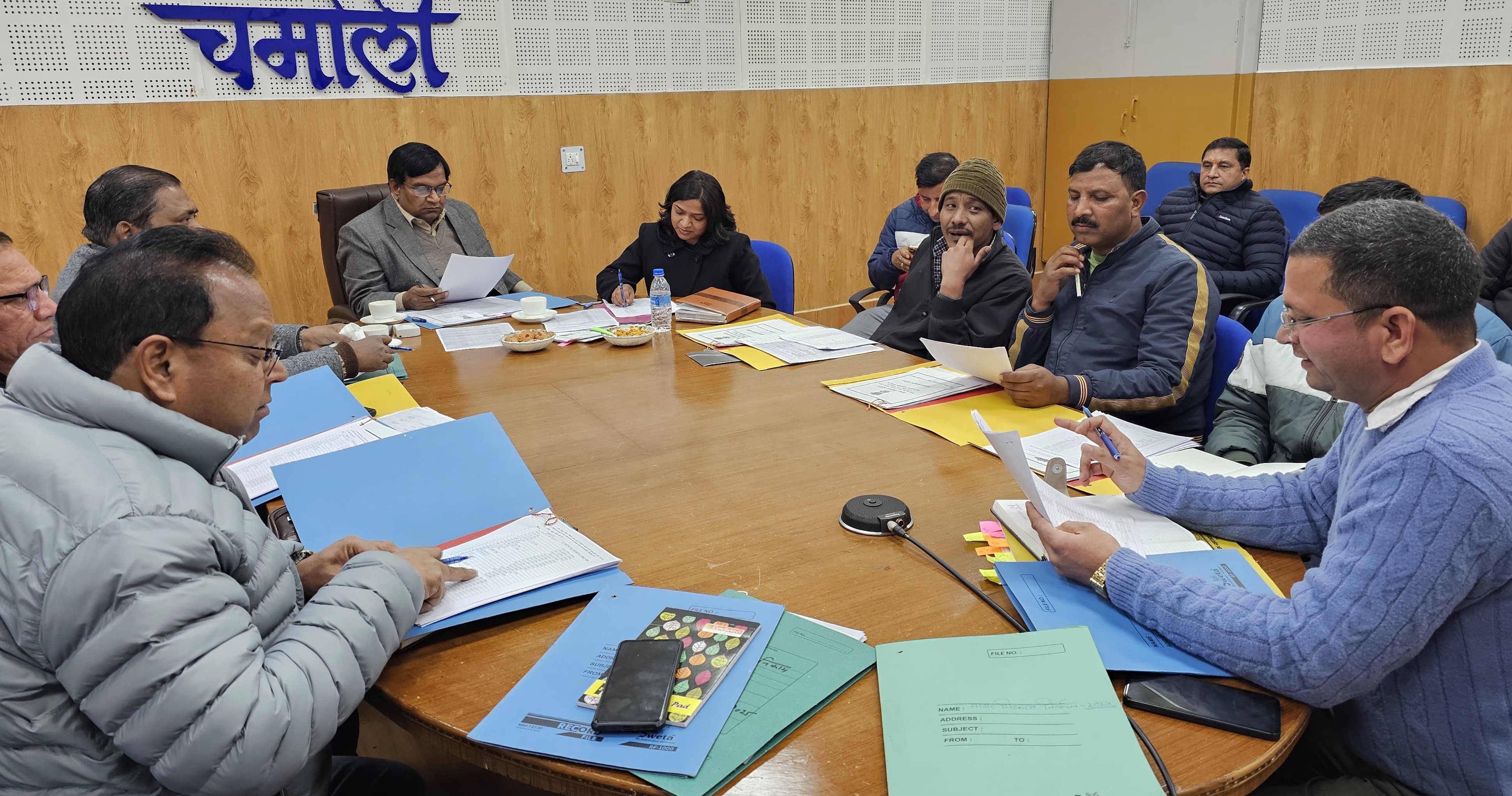 गोपेश्वर में निकाय चुनावों में व्यय से संबंधित जानकारी देते हुए। गोपेश्वर में निकाय चुनावों में व्यय से संबंधित जानकारी देते हुए।