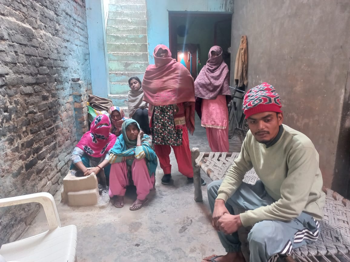 छपरौली में मौजूद जितेेंद्र्र का परिवार छपरौली में मौजूद जितेेंद्र्र का परिवार