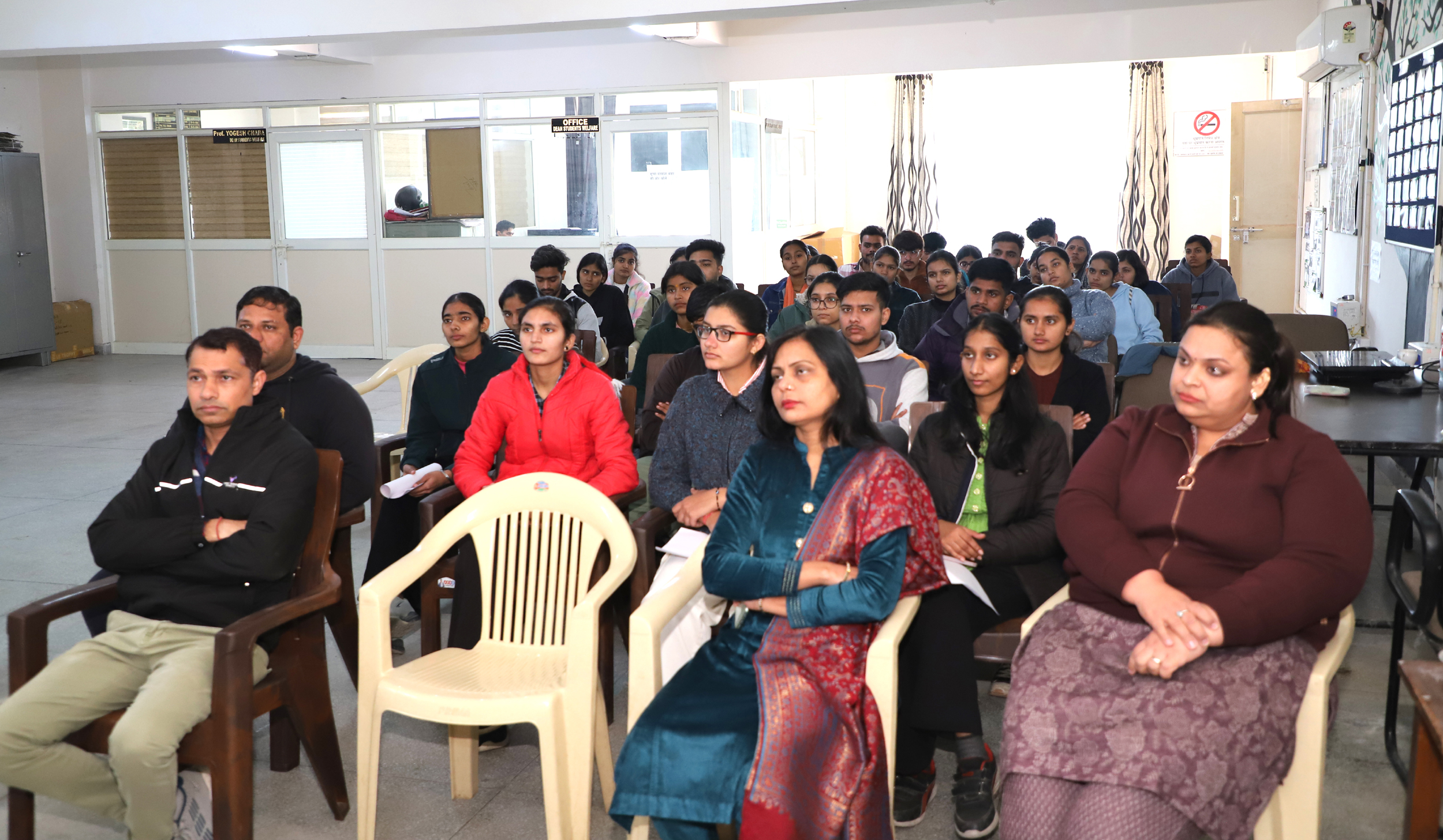 सेमिनार में उपस्थित अतिथिगण एवं प्रतिभागी। सेमिनार में उपस्थित अतिथिगण एवं प्रतिभागी।