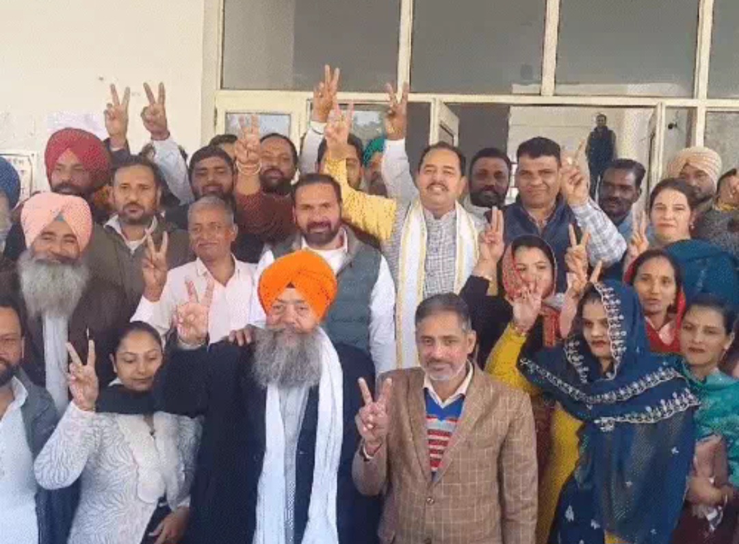 सुखविंदर कौर के अध्यक्ष बनने के बाद सदस्यों के साथ खुशी प्रकट करते हुए पूर्व विधायक कुलवंत बाजीगर सुखविंदर कौर के अध्यक्ष बनने के बाद सदस्यों के साथ खुशी प्रकट करते हुए पूर्व विधायक कुलवंत बाजीगर