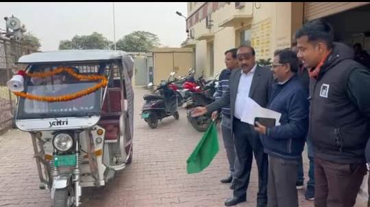 प्रचार गाड़ी को हरी झंडी दिखाते हुए। प्रचार गाड़ी को हरी झंडी दिखाते हुए।