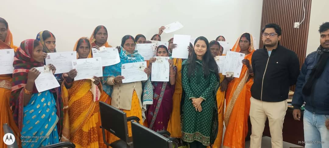 पर्चा प्राप्त करने वाले भूमिहीनो के बीच एसडीओ पर्चा प्राप्त करने वाले भूमिहीनो के बीच एसडीओ