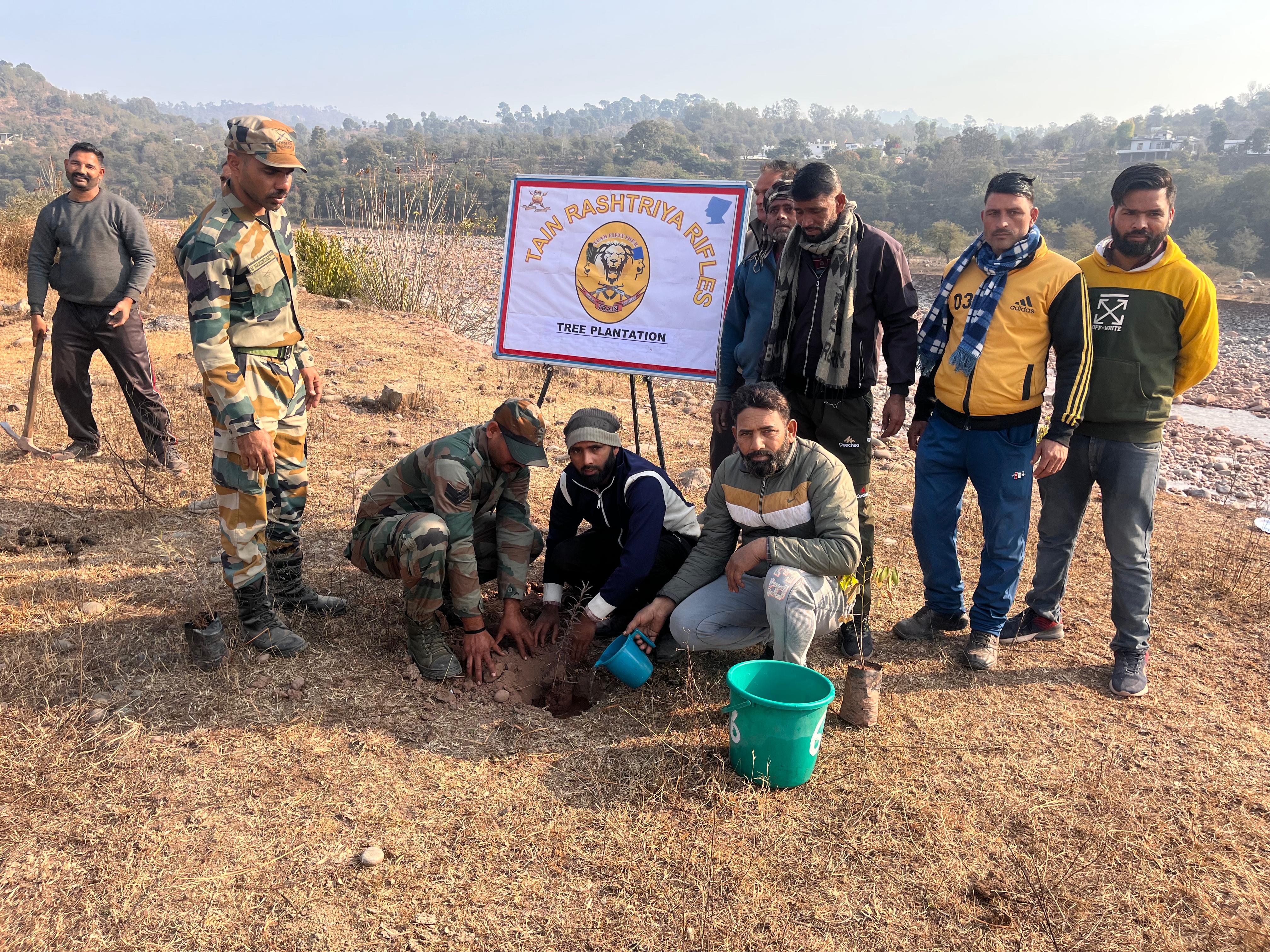 वृक्षारोपण अभियान चला कर प्रकृति को बचने का दिया संदेश वृक्षारोपण अभियान चला कर प्रकृति को बचने का दिया संदेश