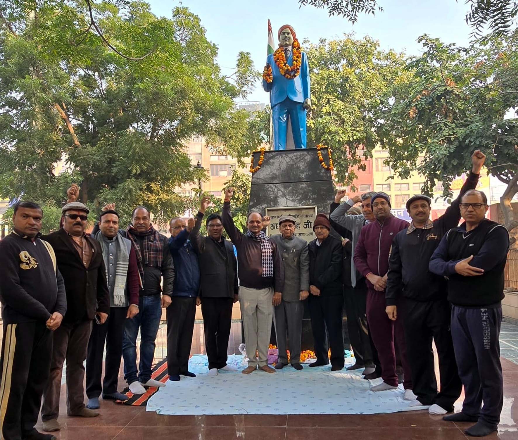 शहीद उधम सिंह जी की प्रतिमा पर माल्यार्पण कर नमन करते भाविप विवेकानंद शाखा के सदस्य। शहीद उधम सिंह जी की प्रतिमा पर माल्यार्पण कर नमन करते भाविप विवेकानंद शाखा के सदस्य।