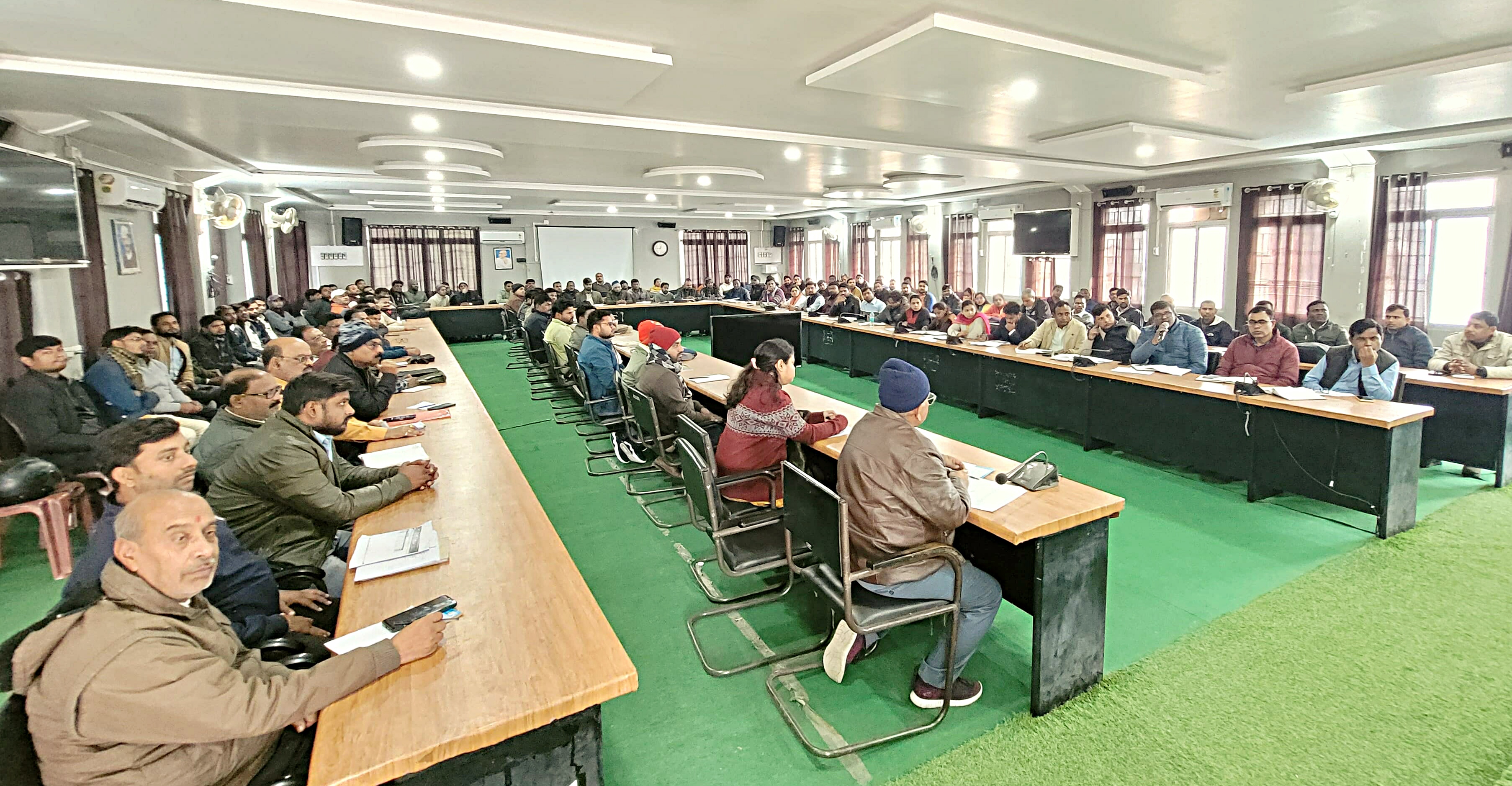 बैठक में अधिकारी बैठक में अधिकारी