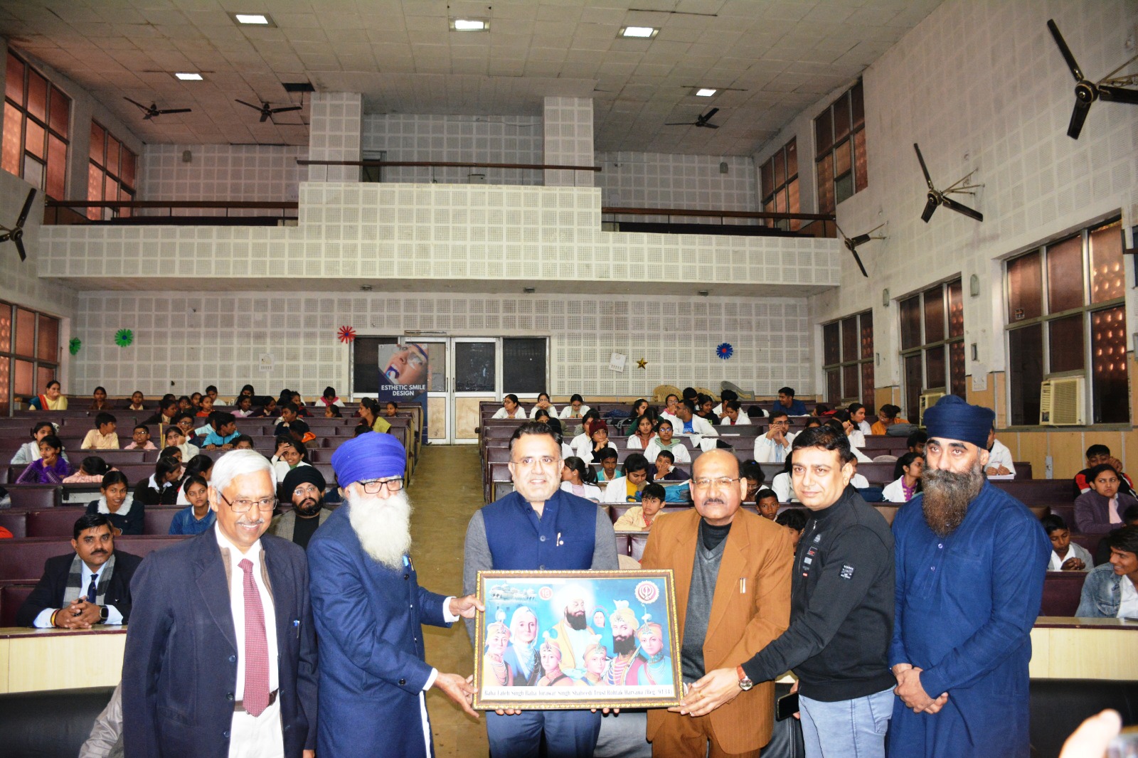 फोटो कैप्शन 26आरटीके5 : पीजीआई में वीर बाल दिवस पर आयोजित कार्यक्रम में अतिथिगणों को सम्मानित करते ----------- फोटो कैप्शन 26आरटीके5 : पीजीआई में वीर बाल दिवस पर आयोजित कार्यक्रम में अतिथिगणों को सम्मानित करते -----------