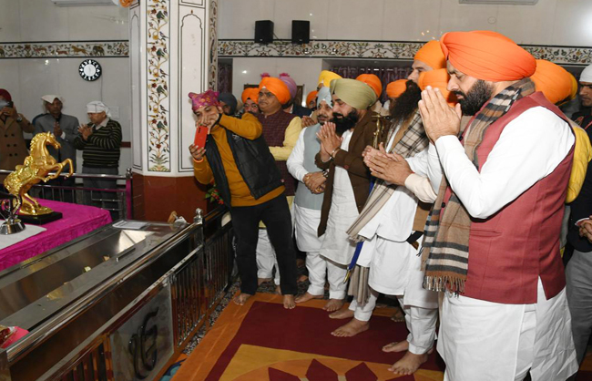 हरियाणा के मुख्यमंत्री कुरुक्षेत्र के गुरुद्वारा साहिब में वीर बलिदान दिवस के अवसर पर माथा टेकते हुए हरियाणा के मुख्यमंत्री कुरुक्षेत्र के गुरुद्वारा साहिब में वीर बलिदान दिवस के अवसर पर माथा टेकते हुए