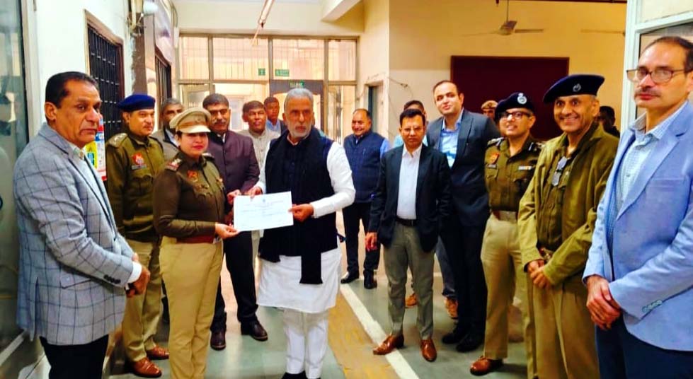 इंस्पेक्टर सुनीता को सम्मानित करते केंद्रीय राज्यमंत्री कृष्णपाल गुर्जर इंस्पेक्टर सुनीता को सम्मानित करते केंद्रीय राज्यमंत्री कृष्णपाल गुर्जर