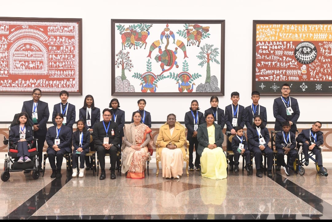 प्रधानमंत्री वीर बाल पुरस्कार से सम्मानित बच्चों के साथ राष्ट्रपति द्रौपदी मुर्मू प्रधानमंत्री वीर बाल पुरस्कार से सम्मानित बच्चों के साथ राष्ट्रपति द्रौपदी मुर्मू