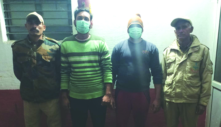 पुलिस गिरफ्त में आरोपित पुलिस गिरफ्त में आरोपित