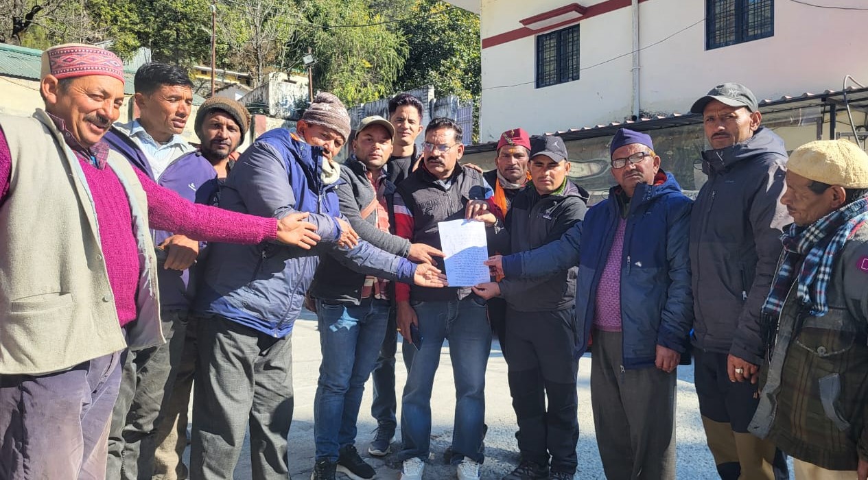 थराली में सहायक अभियंता लोनिवि को ज्ञापन सौंपते हुए ग्रामीण। थराली में सहायक अभियंता लोनिवि को ज्ञापन सौंपते हुए ग्रामीण।