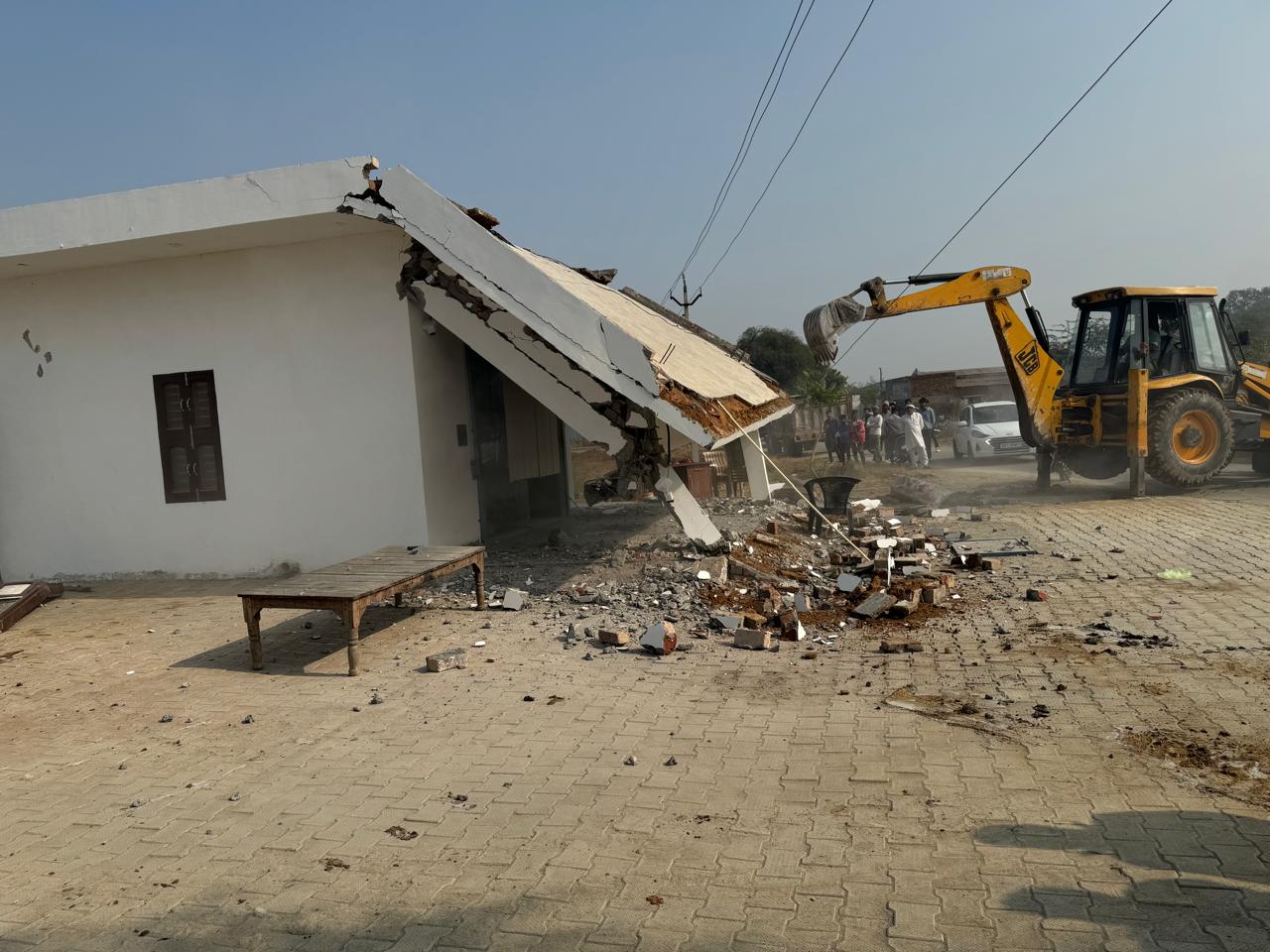 फोटो कैप्शन 26आरटीके3 : अवैध रूप से विकसित किये जा रहे निर्माण कार्य को तोड़ते हुए प्रशासन का पीला पंजा ----------- फोटो कैप्शन 26आरटीके3 : अवैध रूप से विकसित किये जा रहे निर्माण कार्य को तोड़ते हुए प्रशासन का पीला पंजा -----------