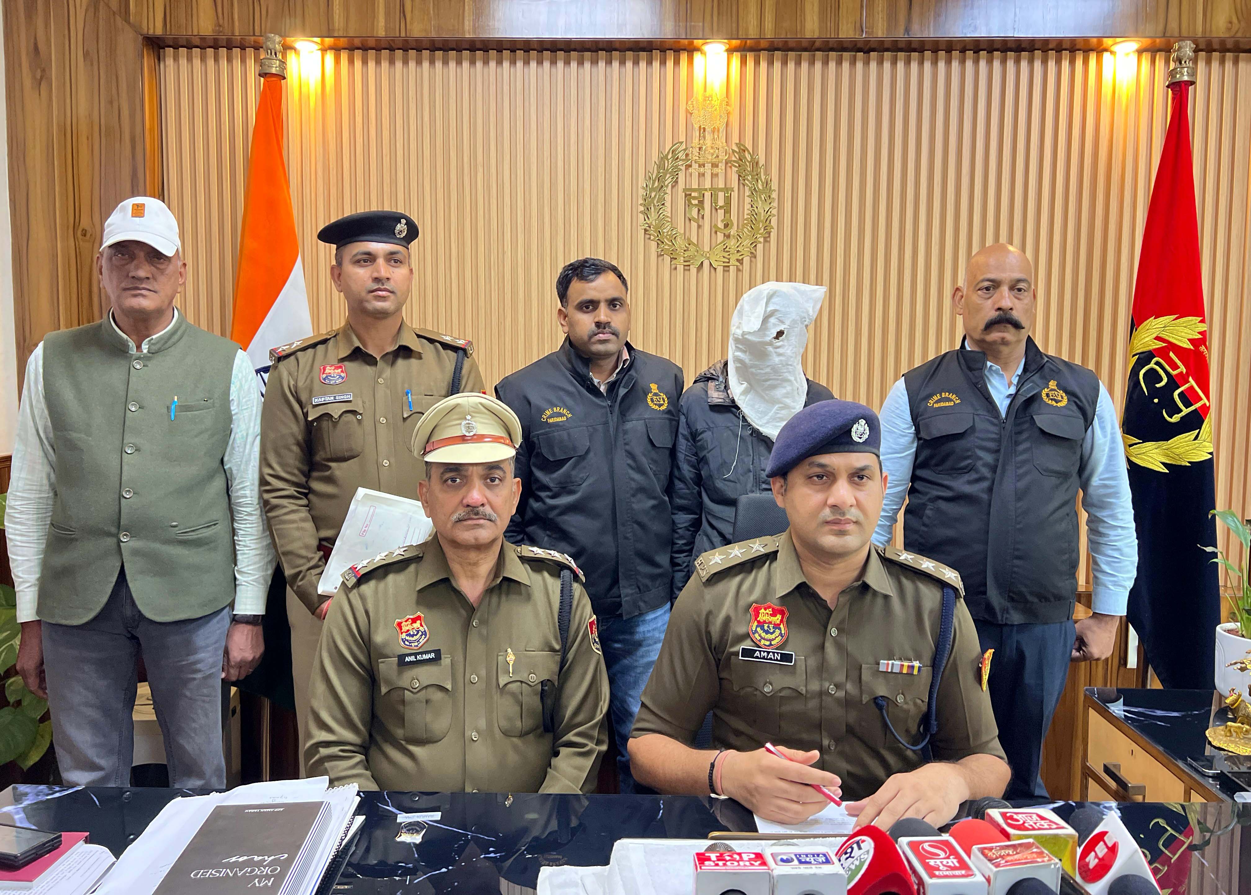 गिरफ्तार किए गए गैंगरेप के आरोपी के बारे में जानकारी देते सहायक पुलिस आयुक्त अमन यादव गिरफ्तार किए गए गैंगरेप के आरोपी के बारे में जानकारी देते सहायक पुलिस आयुक्त अमन यादव