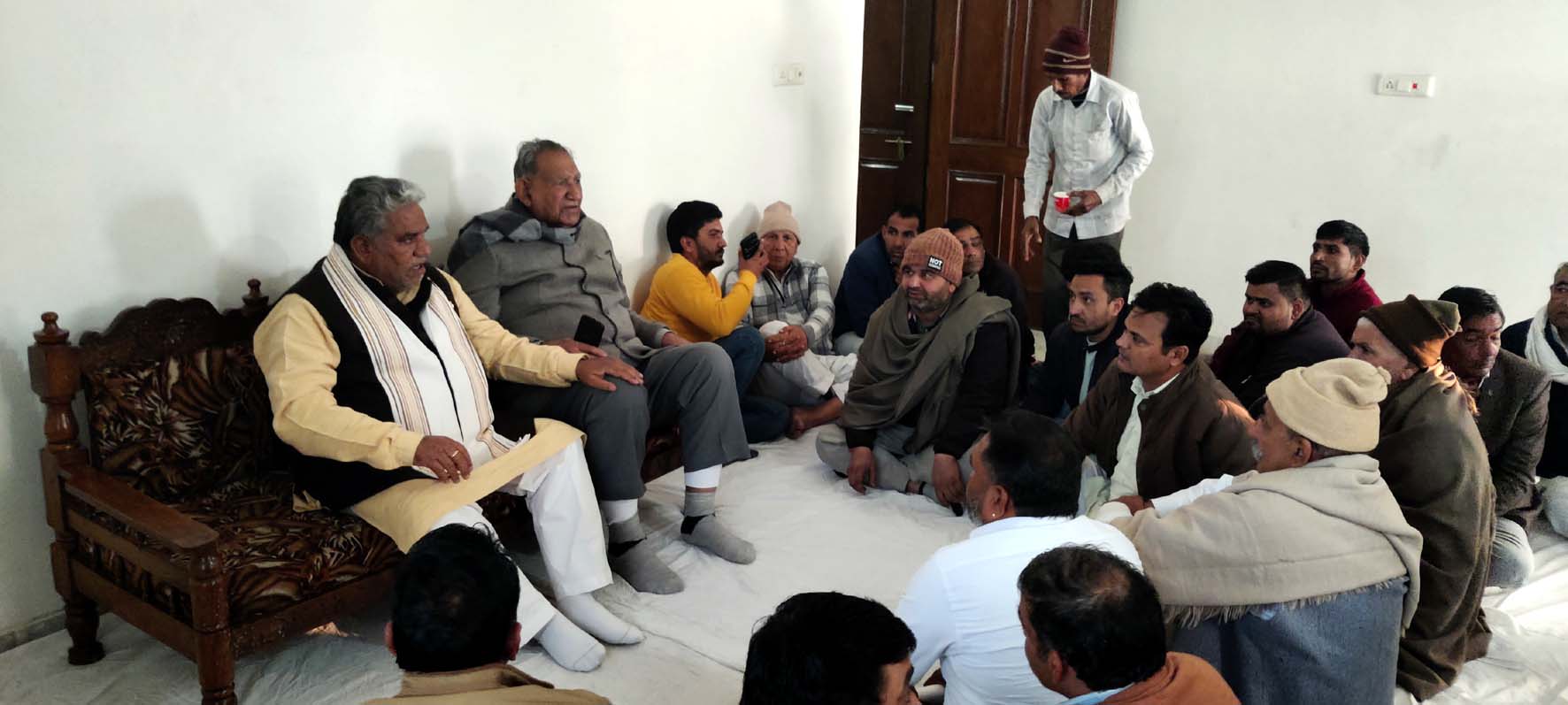 विधायक दादा गौतम के आवास पर शोक जताते हुए पंचायत मंत्री कृष्ण लाल पंवार व अन्य। विधायक दादा गौतम के आवास पर शोक जताते हुए पंचायत मंत्री कृष्ण लाल पंवार व अन्य।