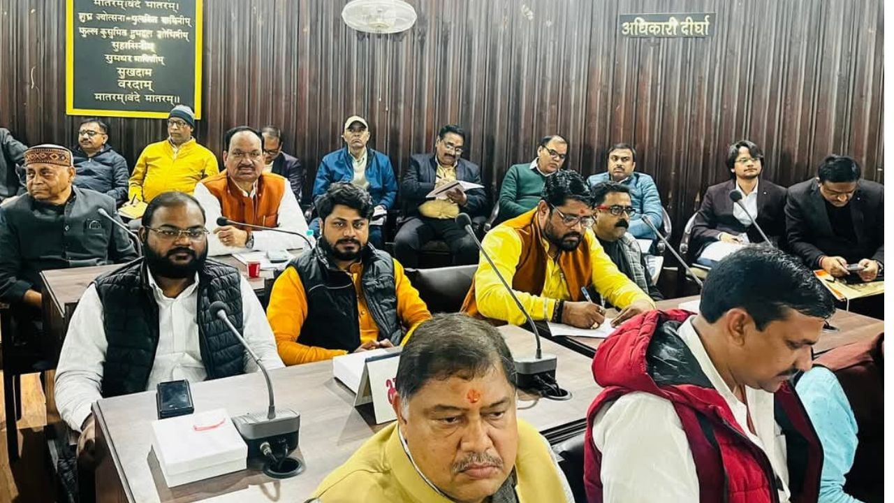 नगर निगम सदन में बैठे पार्षद नगर निगम सदन में बैठे पार्षद