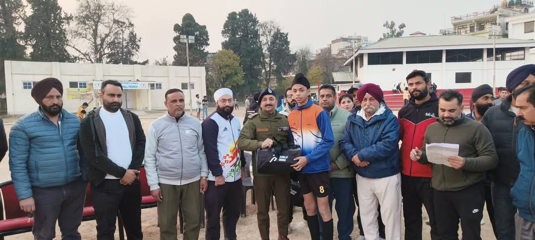 खिलाडियाें काे किट परदान करते अतिथिगण