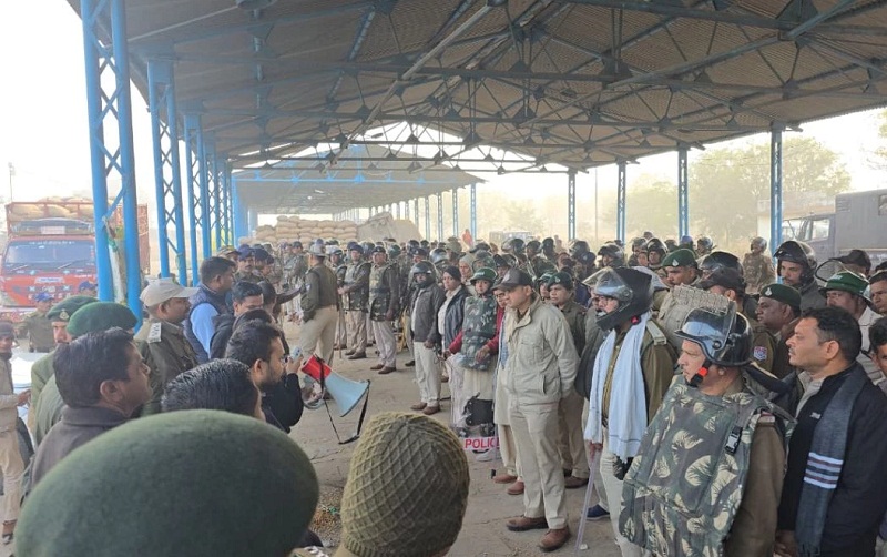 पुलिस के जवान अतिक्रमण हटाने की कार्रवाई के लिए रवाना होते हुए पुलिस के जवान अतिक्रमण हटाने की कार्रवाई के लिए रवाना होते हुए