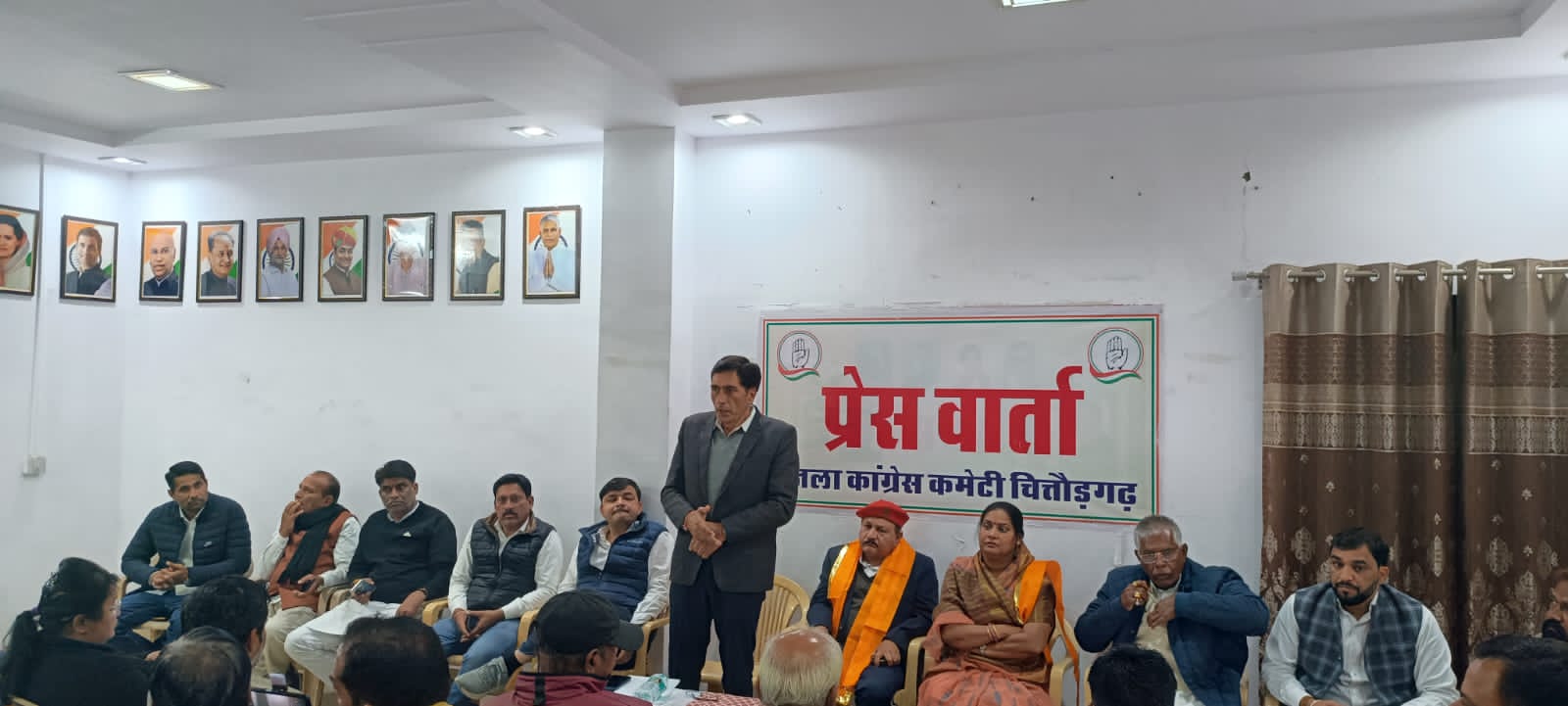 चित्तौड़गढ़ में गुरुवार को मीडिया से बात करते कांग्रेस नेता। चित्तौड़गढ़ में गुरुवार को मीडिया से बात करते कांग्रेस नेता।