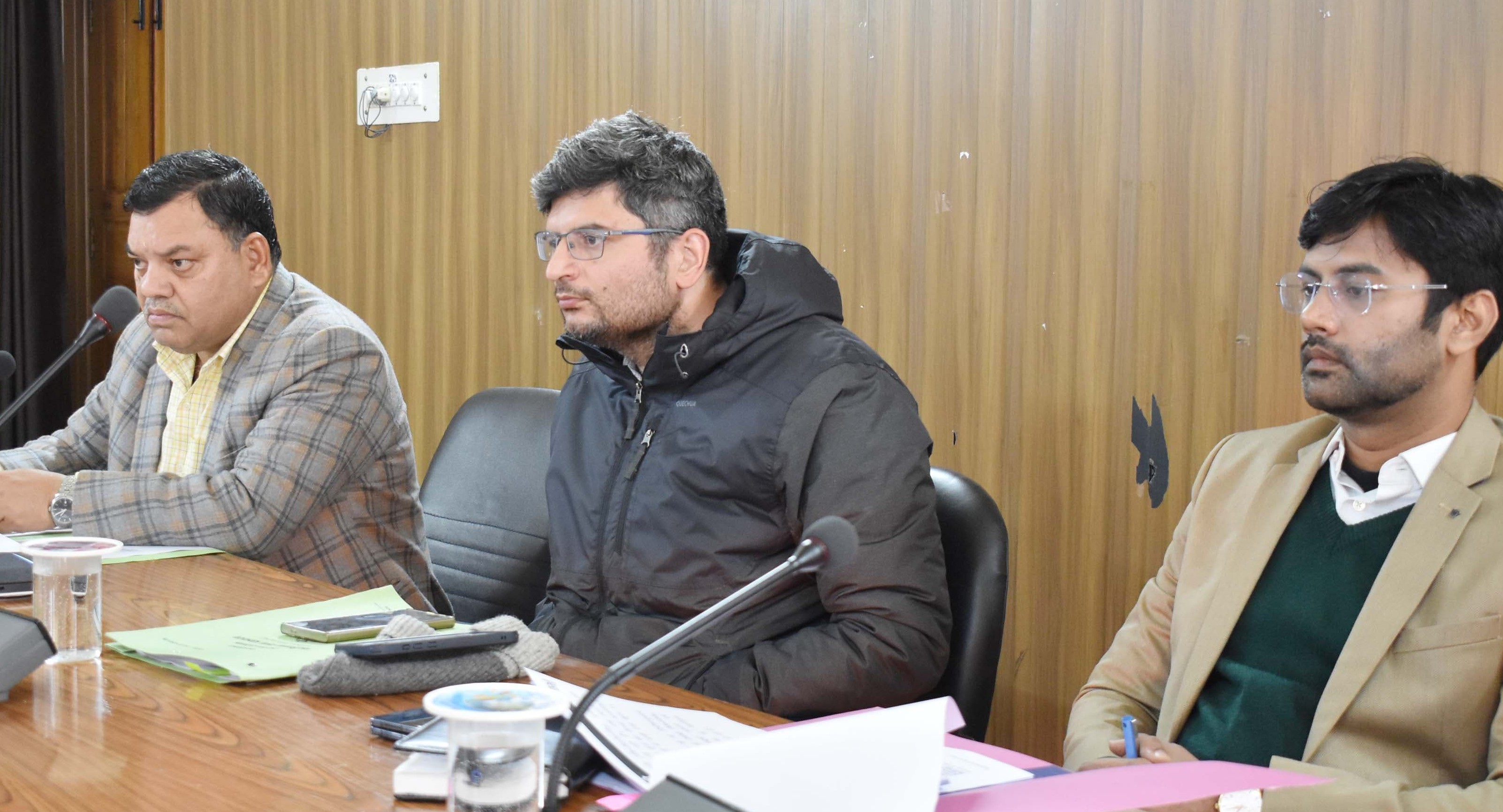 गोपेश्वर में नमामि गंगे की समीक्षा बैठक लेते हुए डीएम। गोपेश्वर में नमामि गंगे की समीक्षा बैठक लेते हुए डीएम।