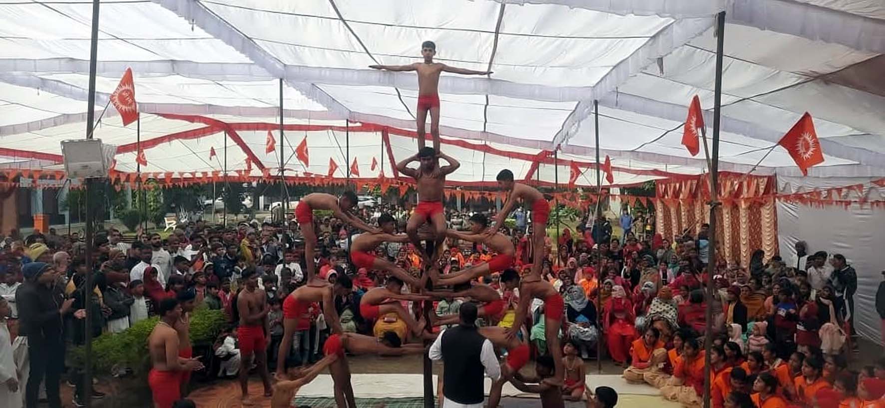 वार्षिक समारोह में व्यायाम प्रदर्शन करते गुरुकुल के ब्रह्मचारी व समारोह को संबोधित करते सांसद जयप्रकाश। वार्षिक समारोह में व्यायाम प्रदर्शन करते गुरुकुल के ब्रह्मचारी व समारोह को संबोधित करते सांसद जयप्रकाश।