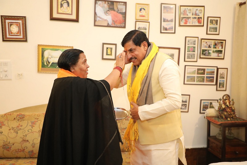 पूर्व मुख्यमंत्री उमा भारती ने किया मुख्यमंत्री डॉ. यादव का अभिनंदन पूर्व मुख्यमंत्री उमा भारती ने किया मुख्यमंत्री डॉ. यादव का अभिनंदन