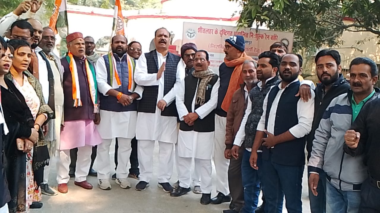 जिला मुख्यालय पर प्रदर्शन करते कांग्रेस कार्यकर्ता। जिला मुख्यालय पर प्रदर्शन करते कांग्रेस कार्यकर्ता।