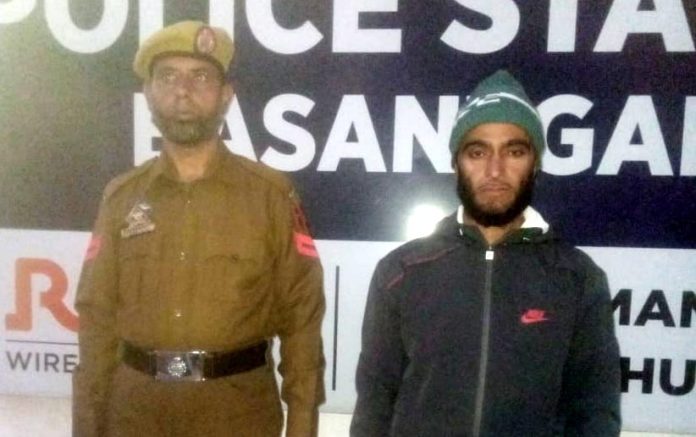 एक आतंकवादी सहयोगी पीएसए के तहत हिरासत में एक आतंकवादी सहयोगी पीएसए के तहत हिरासत में