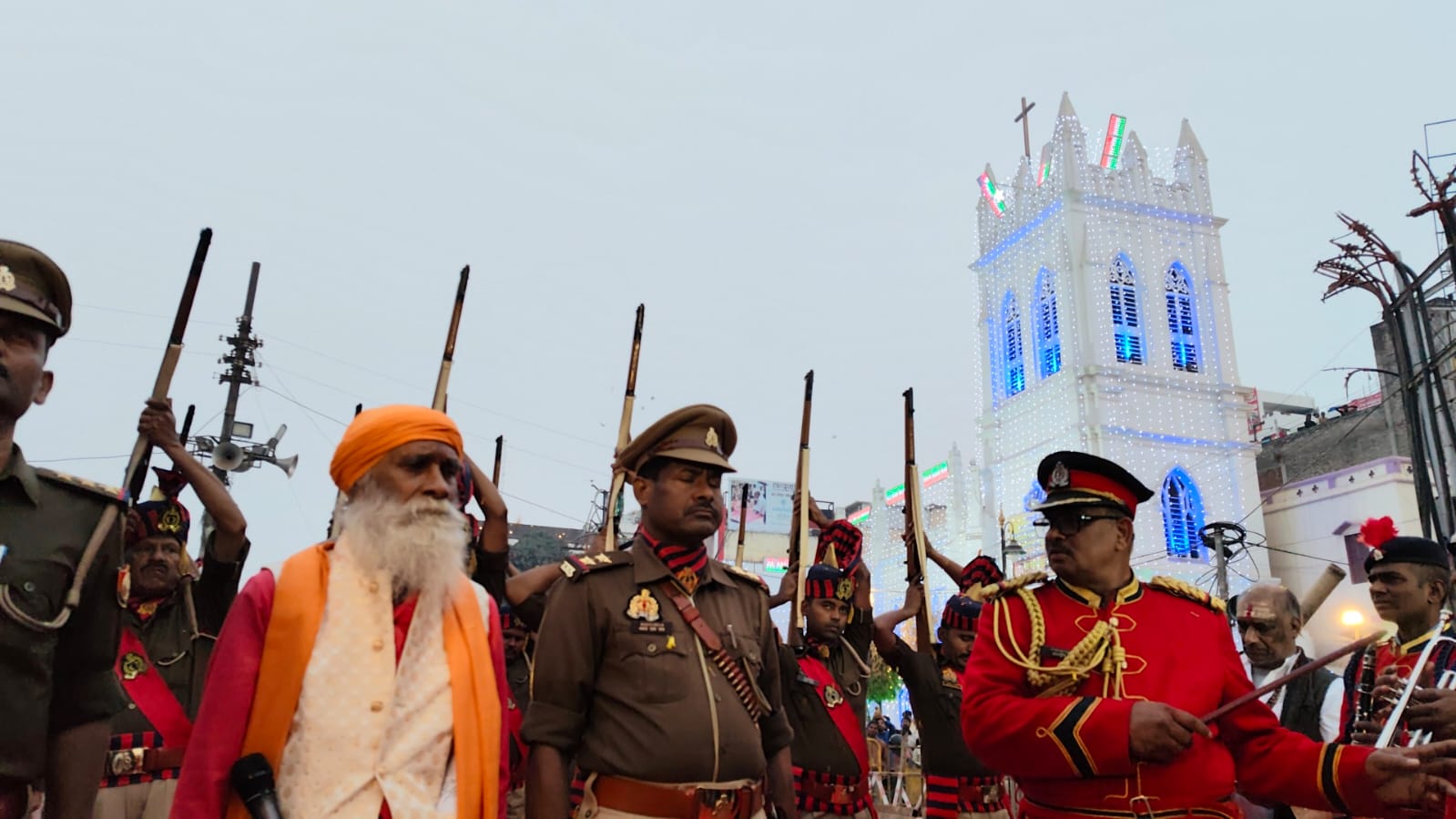 जयंती पर शहीद उधम सिंह को सशस्त्र सलामी देते पुलिस कर्मी: फोटो बच्चा गुप्ता जयंती पर शहीद उधम सिंह को सशस्त्र सलामी देते पुलिस कर्मी: फोटो बच्चा गुप्ता