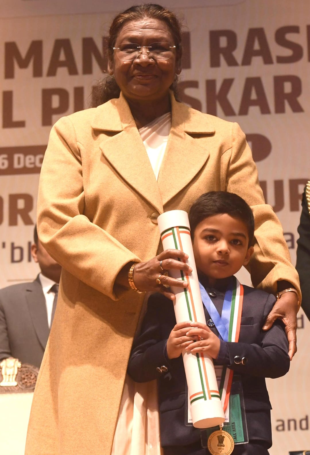 अनीस सरकार को सम्मानित करती राष्ट्रपति द्रौपदी मुर्मू अनीस सरकार को सम्मानित करती राष्ट्रपति द्रौपदी मुर्मू