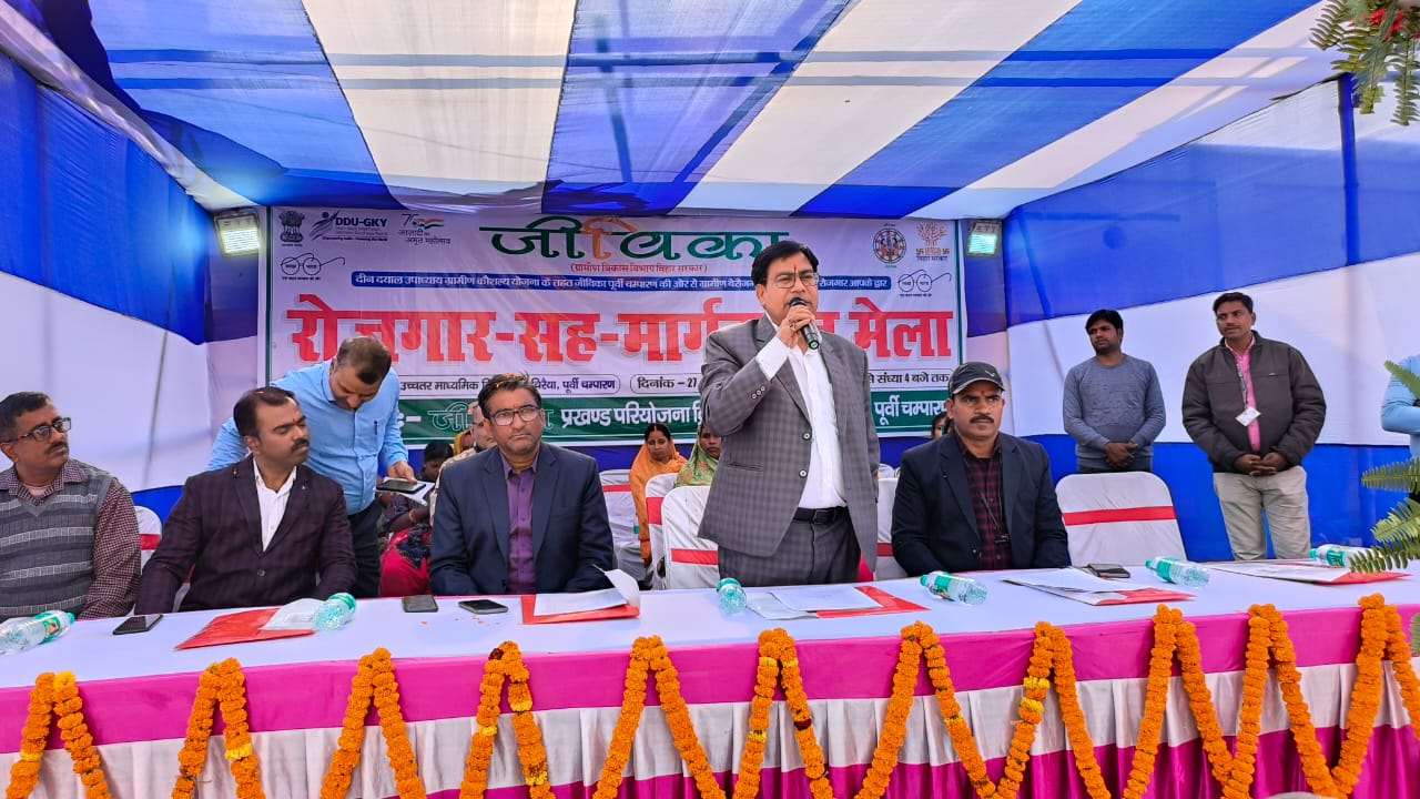 रोजगार मेंला का उद्घाटन करते डीडीसी व विधायक रोजगार मेंला का उद्घाटन करते डीडीसी व विधायक