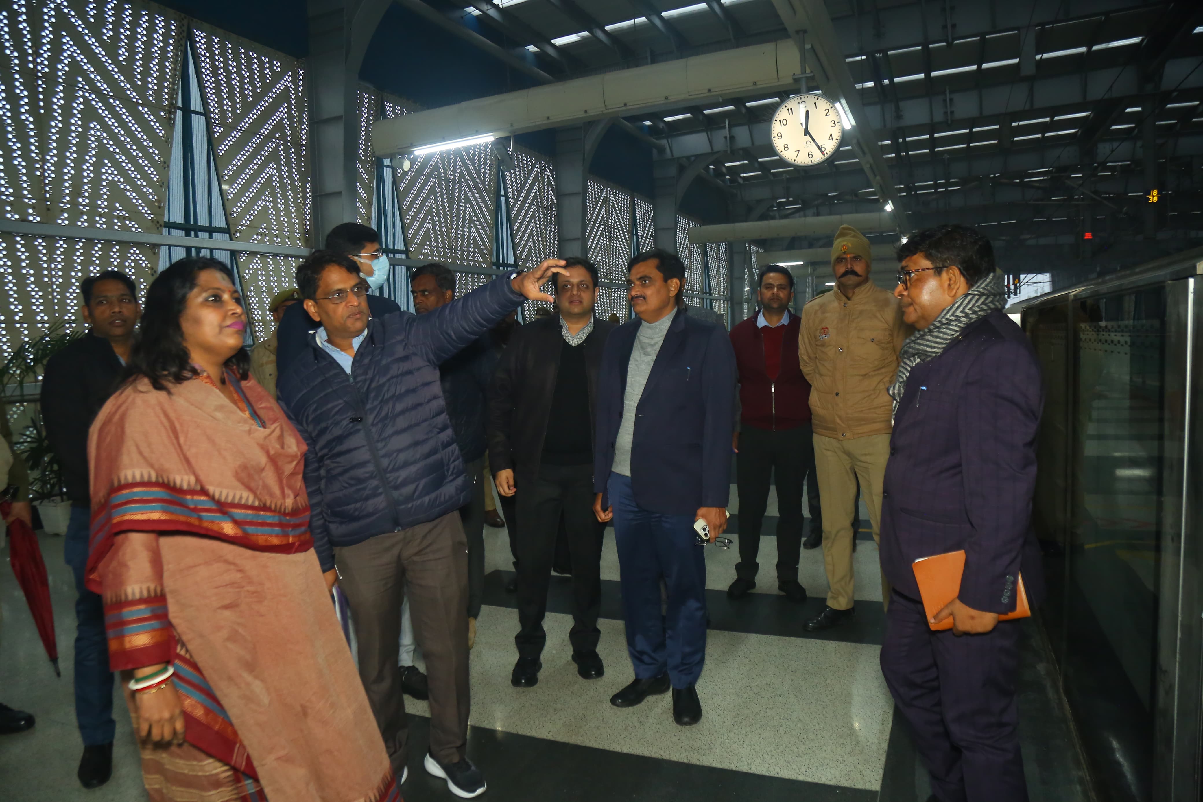 कार्यक्रम स्थल का निरीक्षण करती मण्डलायुक्त कार्यक्रम स्थल का निरीक्षण करती मण्डलायुक्त