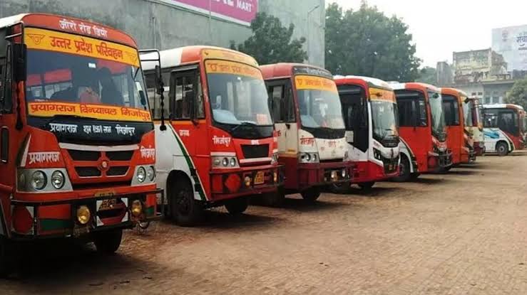 मीरजापुर रोडवेज पर खडी बसें। मीरजापुर रोडवेज पर खडी बसें।