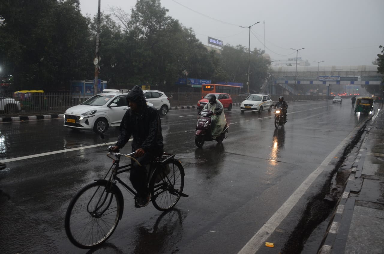राजधानी की सड़कों पर बारिश ने बढ़ाई लोगों की मुश्किलें राजधानी की सड़कों पर बारिश ने बढ़ाई लोगों की मुश्किलें