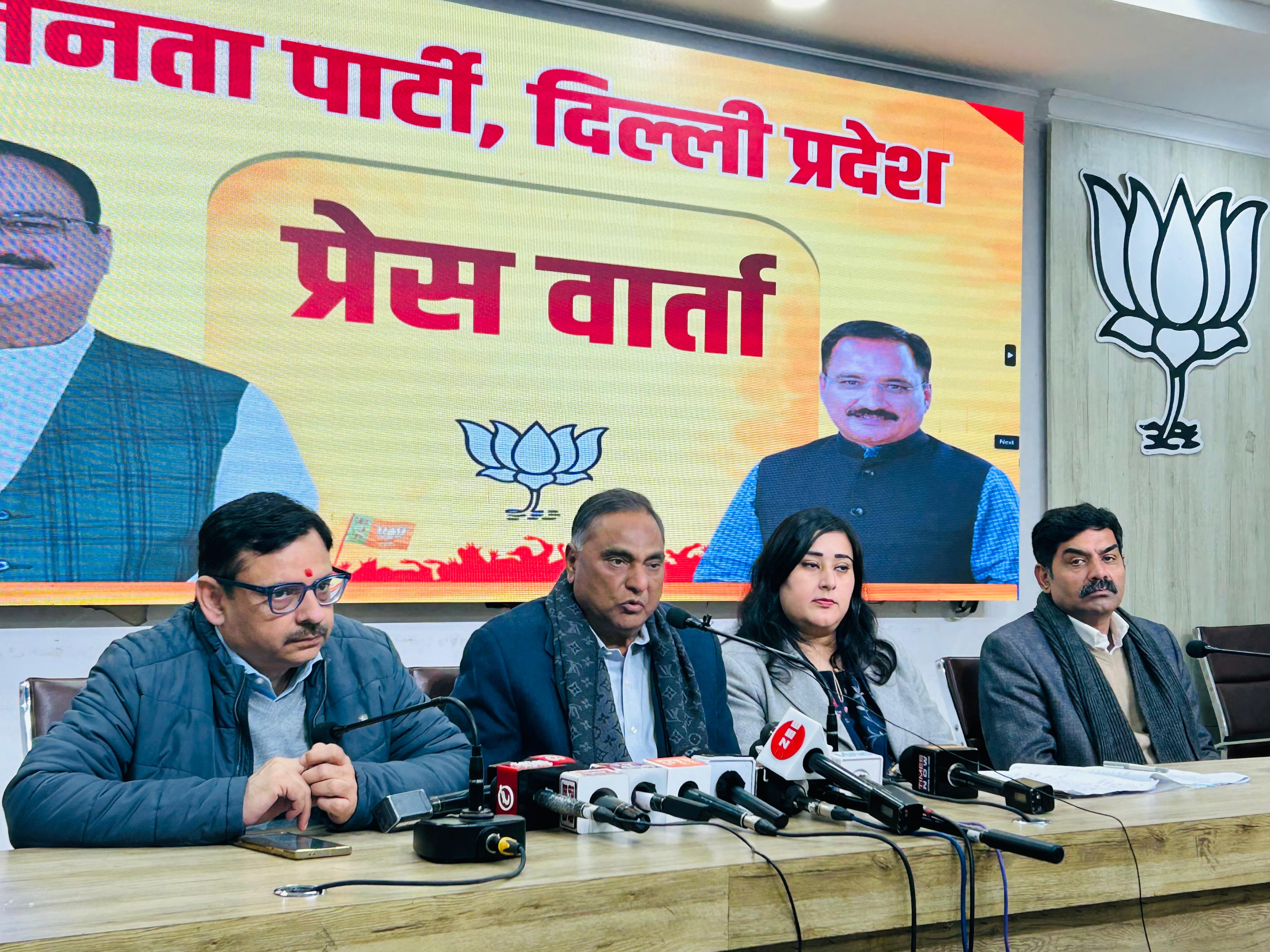 भाजपा सांसद रामवीर सिंह बिधूड़ी, बांसुरी स्वराज और प्रदेश प्रवक्ता शुभेंदु शेखर अवस्थी भाजपा सांसद रामवीर सिंह बिधूड़ी, बांसुरी स्वराज और प्रदेश प्रवक्ता शुभेंदु शेखर अवस्थी