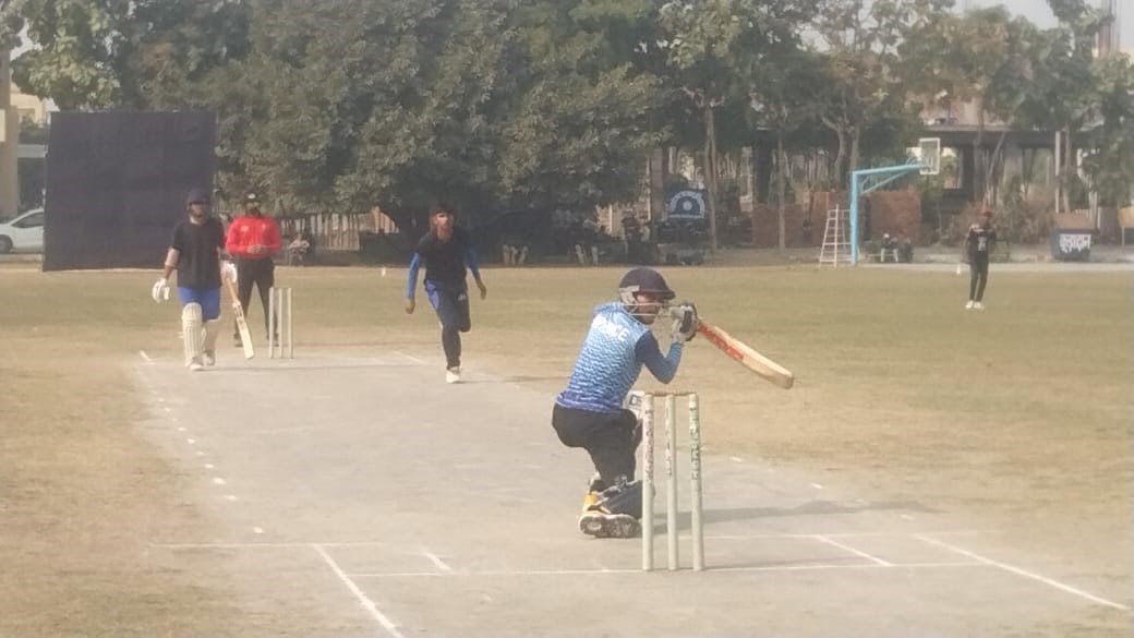 आईएफटीएम विश्वविद्यालय के मैदान पर दूसरे दिन अंडर-19 इंटर क्लब क्रिकेट लीग में मैच के दाैरान शाट लगाता खिलाडी आईएफटीएम विश्वविद्यालय के मैदान पर दूसरे दिन अंडर-19 इंटर क्लब क्रिकेट लीग में मैच के दाैरान शाट लगाता खिलाडी