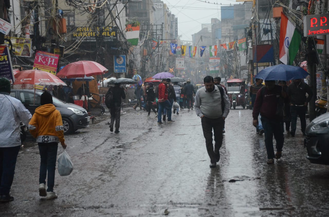 पुरानी दिल्ली में बारिश से जनजीवन प्रभावित पुरानी दिल्ली में बारिश से जनजीवन प्रभावित