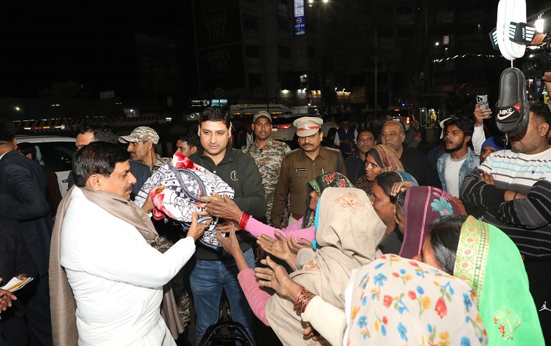गरीब महिलाओं को कंबल वितरित करते हुए मुख्यमंत्री गरीब महिलाओं को कंबल वितरित करते हुए मुख्यमंत्री