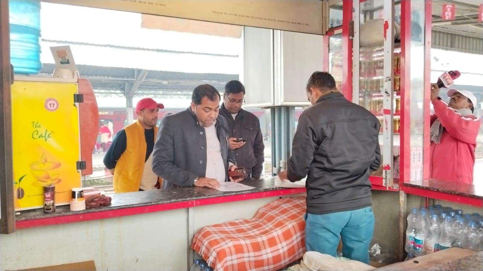 लखनऊ से आई एफएसएसएआई की टीम ने रेलवे स्टेशन पर खान पान के स्टाल, ट्राली व कैंटीन का किया निरीक्षण लखनऊ से आई एफएसएसएआई की टीम ने रेलवे स्टेशन पर खान पान के स्टाल, ट्राली व कैंटीन का किया निरीक्षण