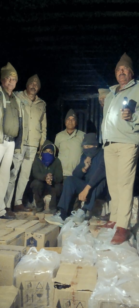 शराब के साथ पकड़े गए आरोपित। शराब के साथ पकड़े गए आरोपित।