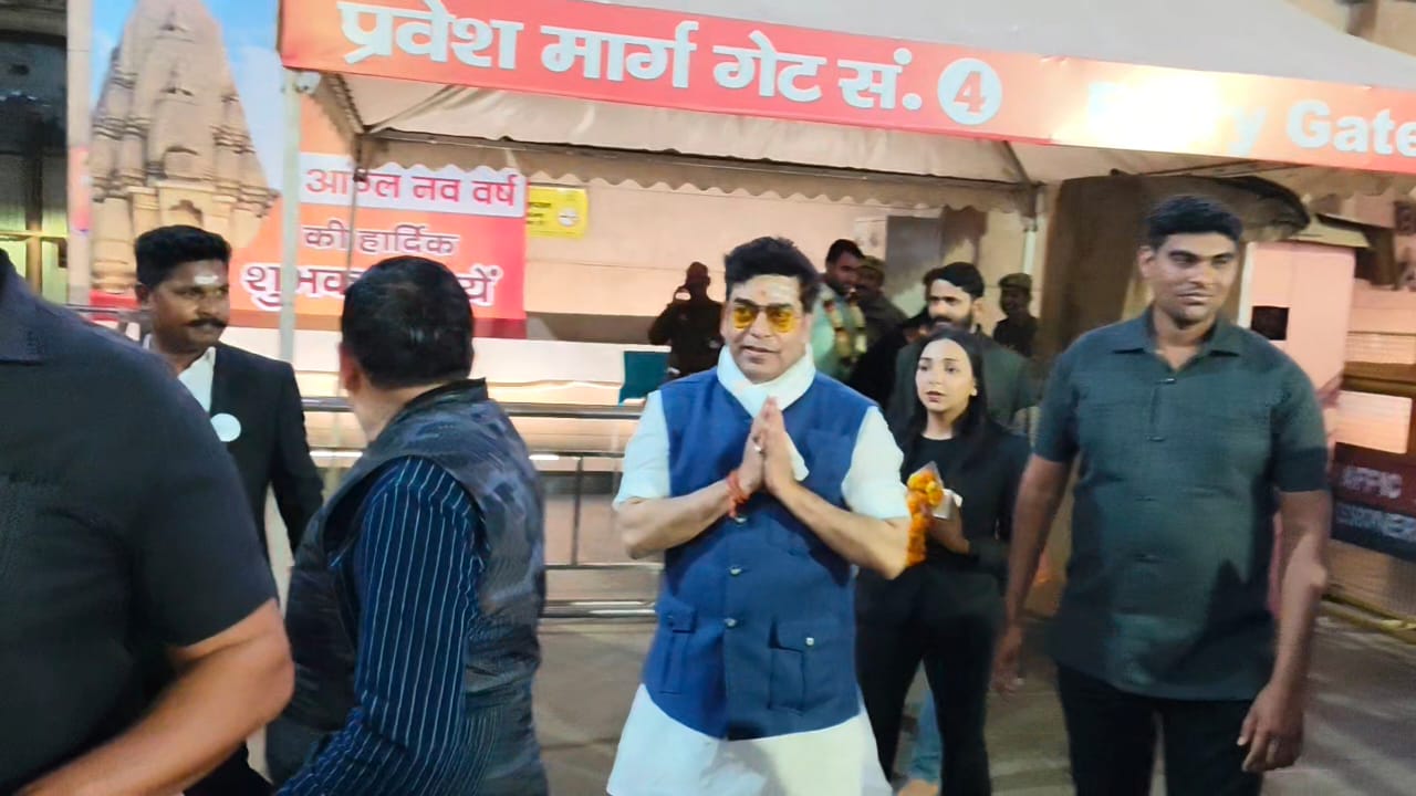 फिल्म अभिनेता आशुतोष राणा श्री काशी विश्वनाथ मंदिर परिसर में:फोटो बच्चा गुप्ता फिल्म अभिनेता आशुतोष राणा श्री काशी विश्वनाथ मंदिर परिसर में:फोटो बच्चा गुप्ता