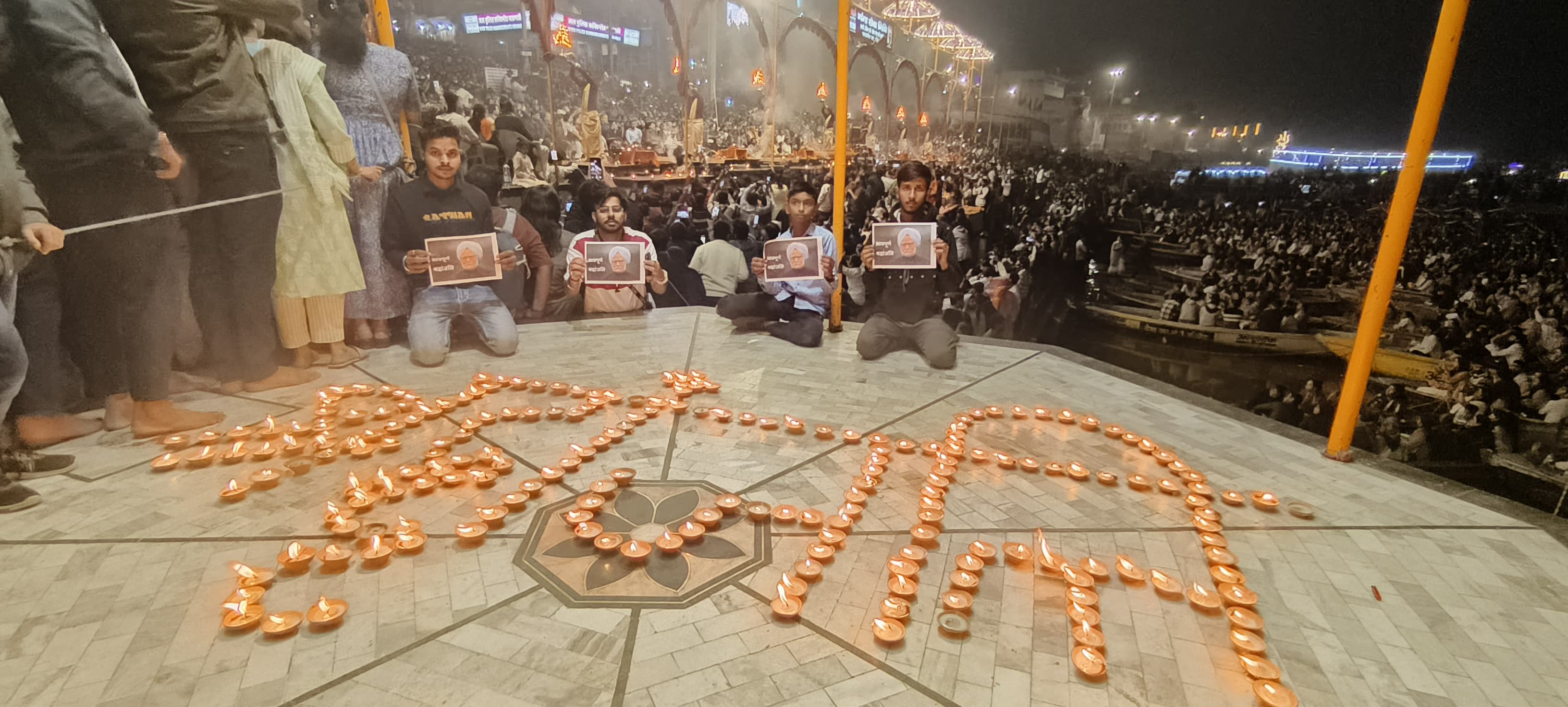 गंगा आरती में पूर्व प्रधानमंत्री डॉ मनमोहन सिंह को दी गई श्रद्धांजलि:फोटो बच्चा गुप्ता