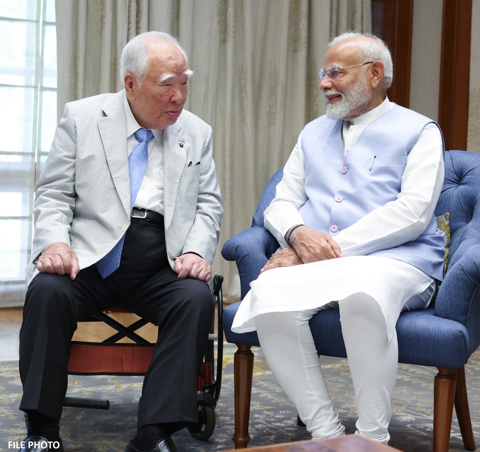 प्रधानमंत्री नरेन्द्र मोदी और सुजुकी मोटर कॉर्पोरेशन के वरिष्ठ सलाहकार ओसामु सुजुकी (फाइल फोटो) प्रधानमंत्री नरेन्द्र मोदी और सुजुकी मोटर कॉर्पोरेशन के वरिष्ठ सलाहकार ओसामु सुजुकी (फाइल फोटो)
