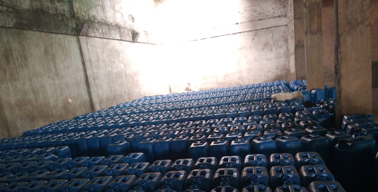गोदाम से बरामद किया गया स्पिरिट गोदाम से बरामद किया गया स्पिरिट