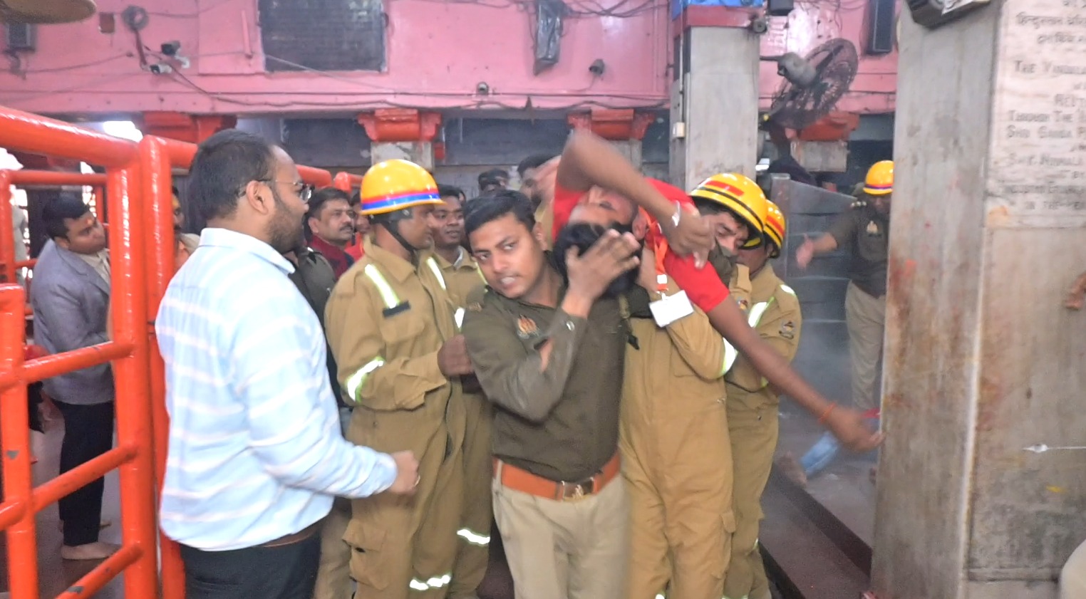 मां विंध्यवासिनी धाम में मॉक अभ्यास करते अग्नि शमन दल के जवान। मां विंध्यवासिनी धाम में मॉक अभ्यास करते अग्नि शमन दल के जवान।