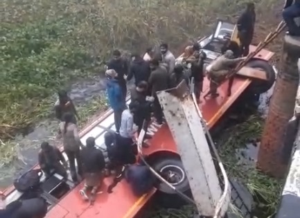 पंजाब के बठिंडा में नाले में गिरी बस व फंसे यात्री पंजाब के बठिंडा में नाले में गिरी बस व फंसे यात्री